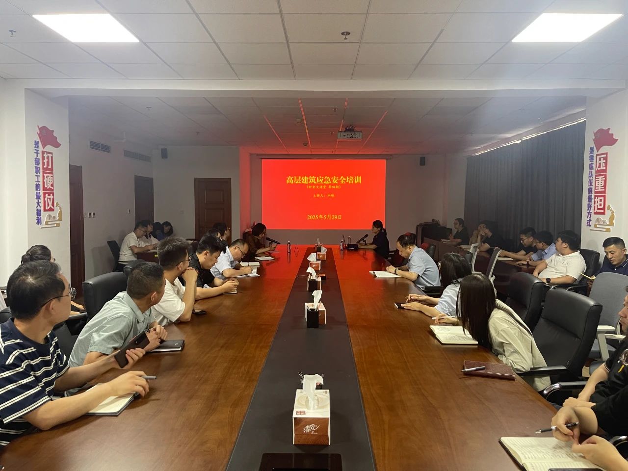 市財(cái)金集團(tuán)開(kāi)展高層建筑應(yīng)急安全培訓(xùn)及疏散演練活動(dòng)